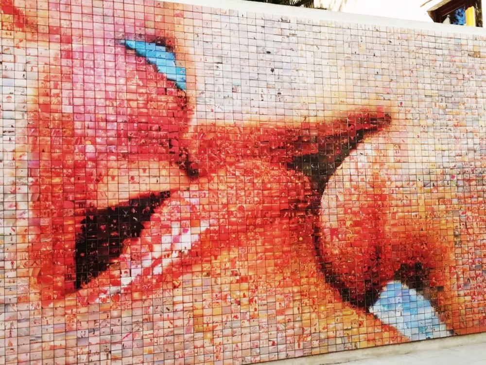 Kissing mural